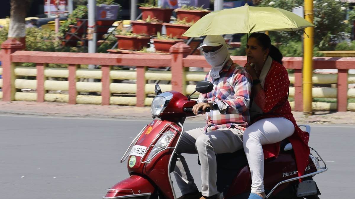 Weather Update: छत्तीसगढ़ में भीषण गर्मी की मार, कई जिलों में पारा 44 डिग्री के करीब; IMD ने बताया कब से होगी बारिश