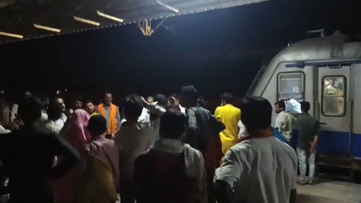 कटनी से बीना जा रही मेमू ट्रेन में  खूनी संघर्ष, वेंडर और यात्रियों के बीच चले धारदार हथियार