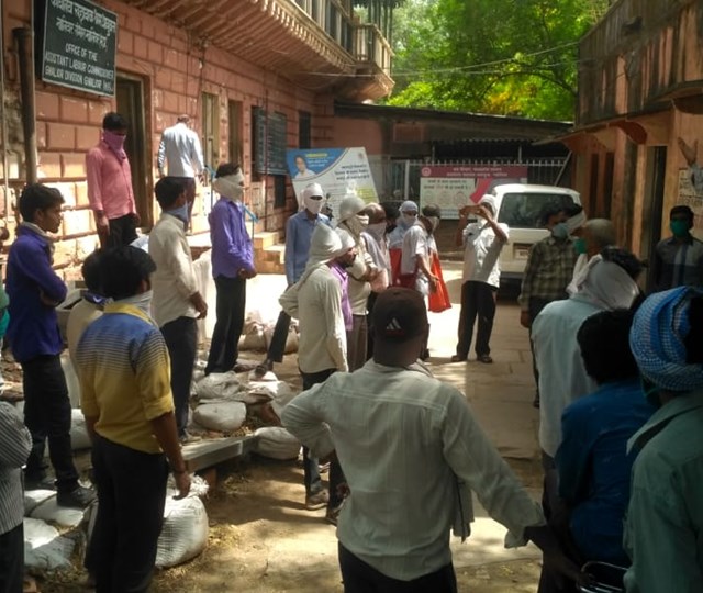 वेतन नहीं देने पर प्रदर्शन
