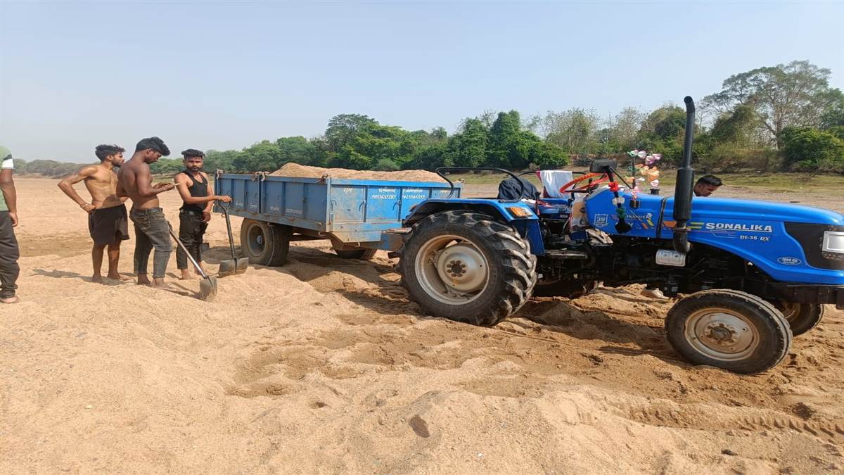 Janjgir Champa News कमरीद में हो रहा अवैध रेत उत्खनन