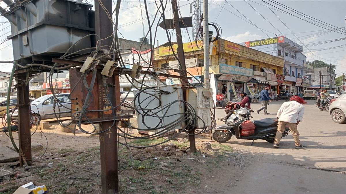 Korba News: बिजली विभाग दिखा रहा कायदों को ठेंगा, फुटपाथ पर ट्रांसफार्मर