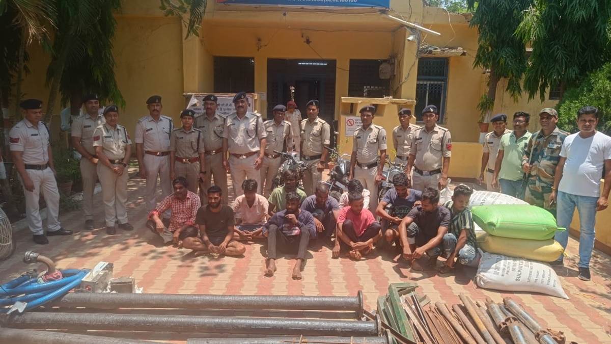 Balod Bazar: चोरी की 12 घटनाओं का पुलिस ने किया खुलासा, अपचारी बालक सहित चोर गिरोह के 12 आरोपित गिरफ्तार