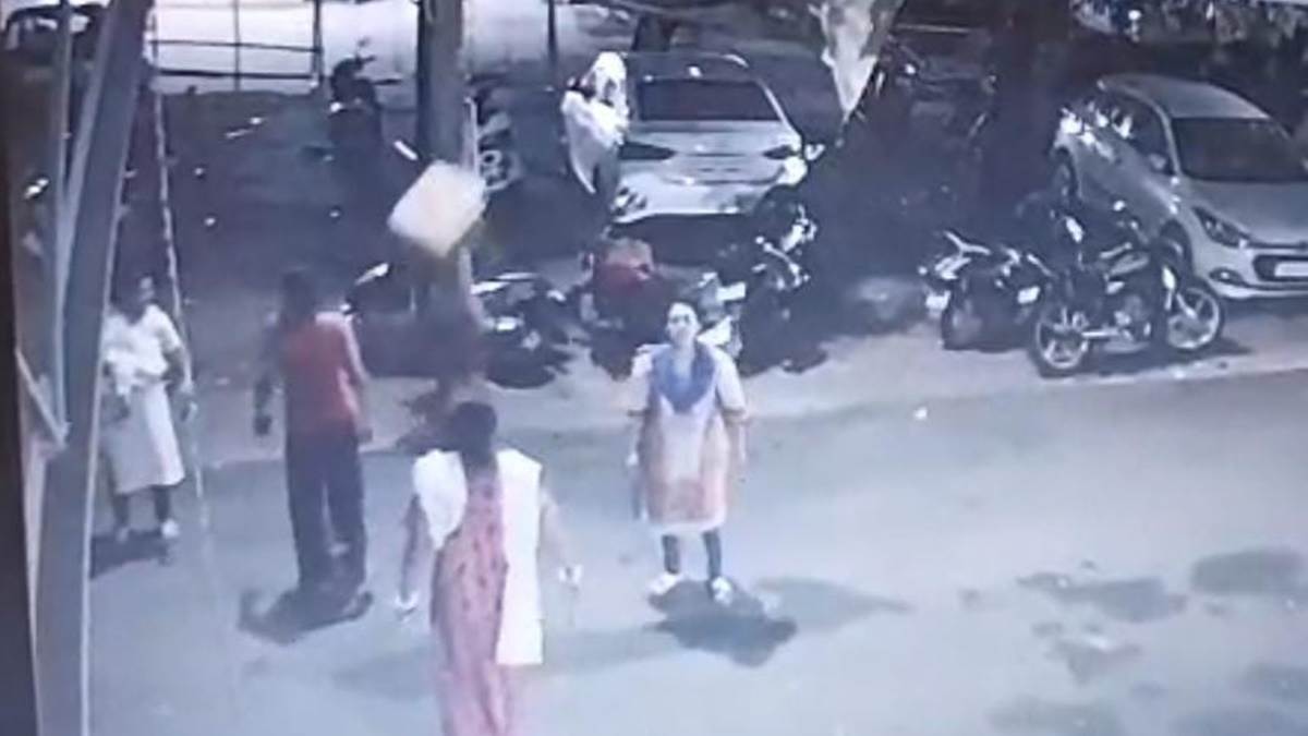 Bhilai News: दो पक्षों में खूनी संघर्ष, तलवार लेकर पहुंची महिलाएं, दुकान और कार में की तोड़फोड़