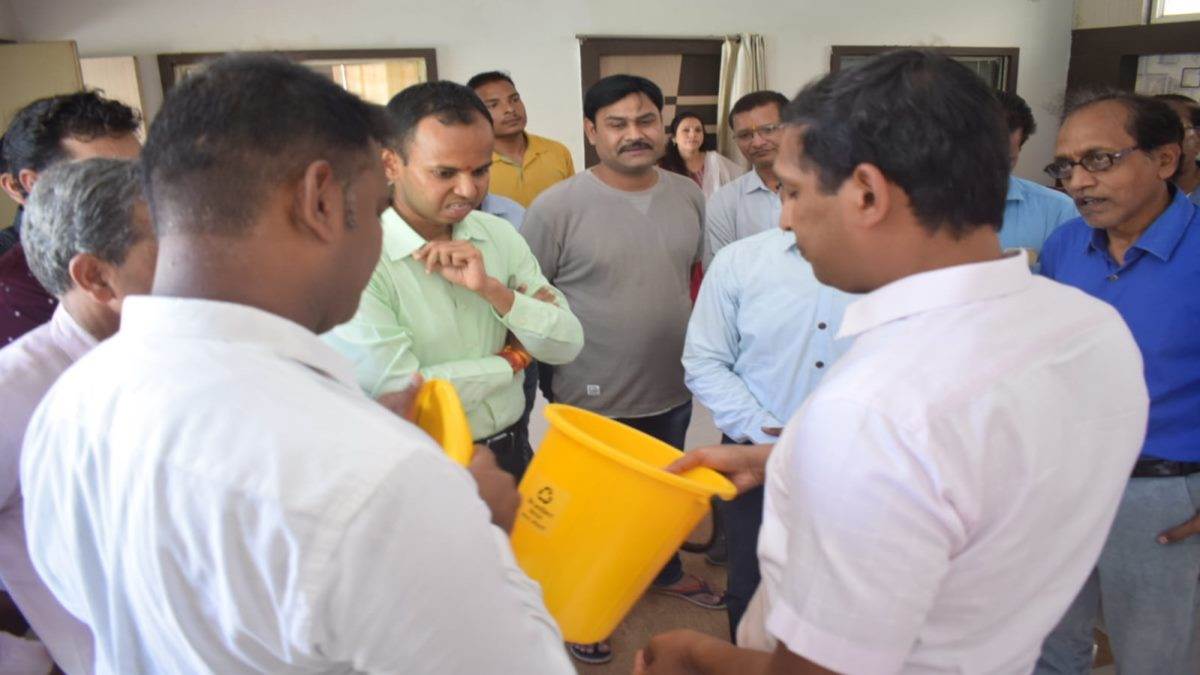 Bhopal News: नगर में सफाई व्‍यवस्‍था जांचने निकले कलेक्‍टर, रहवासियों से की चर्चा