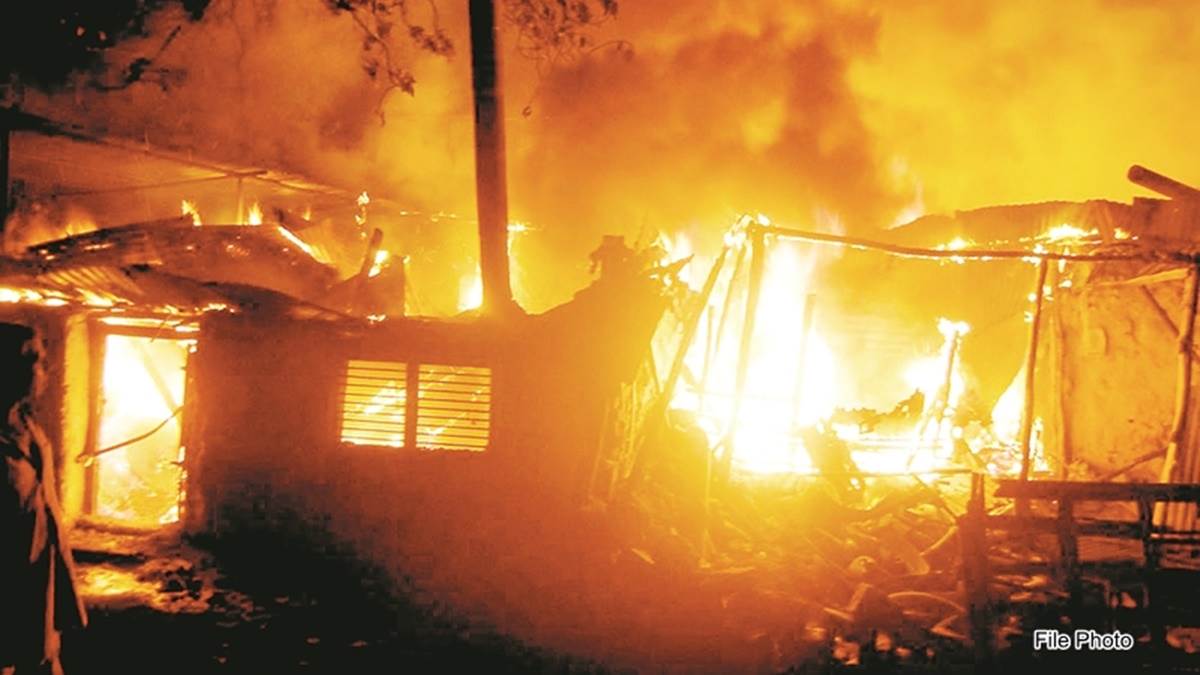 Baloda Bazar News: राइस मिल में लगी भीषण आग, चपेट में आने से दो ट्रक और बारदाने जलकर खाक, लाखों का नुकसान