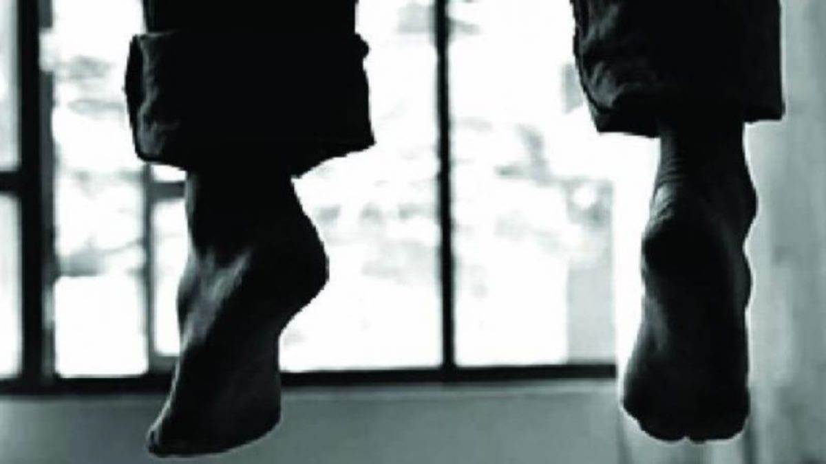 Suicide in Bhopal: प्रतियोगी परीक्षा की तैयारी कर रहे युवक ने कमरे में लगाई फांसी