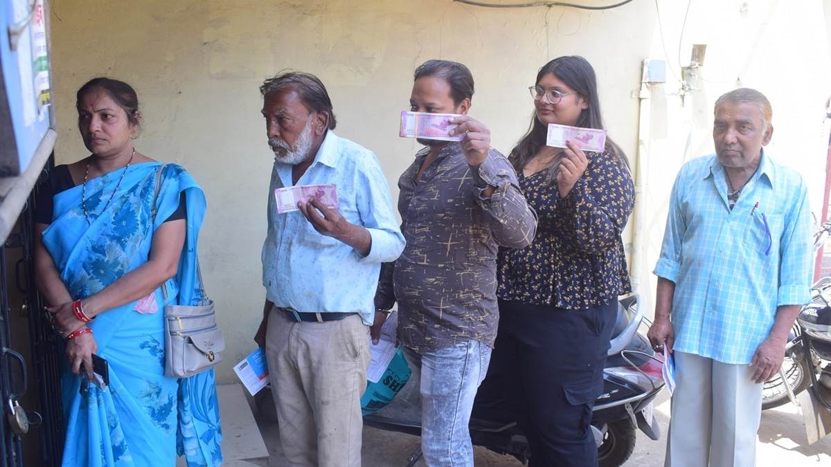 Jabalpur News : 2000 रुपये के नोट बदलने की प्रक्रिया शुरू, बैंकों में कतार