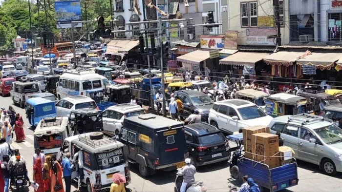 भोपाल के अयोध्या बायपास में ट्रैफिक जाम... पेड़ों की कटाई से सिंगल लेन पर रेंग रहे हजारों वाहन
