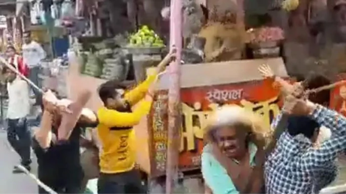 दुकान में घुसकर कपड़ा व्यापारी पर जानलेवा हमला; लाठी-डंडों से बेरहमी से पीटा, सीसीटीवी में कैद हुई वारदात