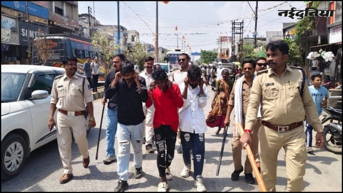 यात्रियों से भरी दो बसों सहित कई वाहनों पर पथराव, धार पुलिस ने 7 को दबोचा, 3 का निकाला जुलूस