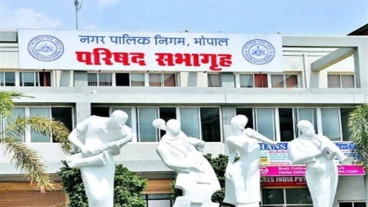 भोपाल नगर निगम कमिश्नर ने उड़ती धूल देखी तो भड़क गईं; कंस्ट्रक्शन कंपनी पर ठोंका 50 हजार का जुर्माना