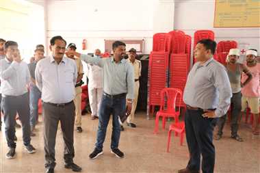 वाहन नहीं मिलने से नाराज विजयपुर में कर्मचारियों ने किया हंगामा