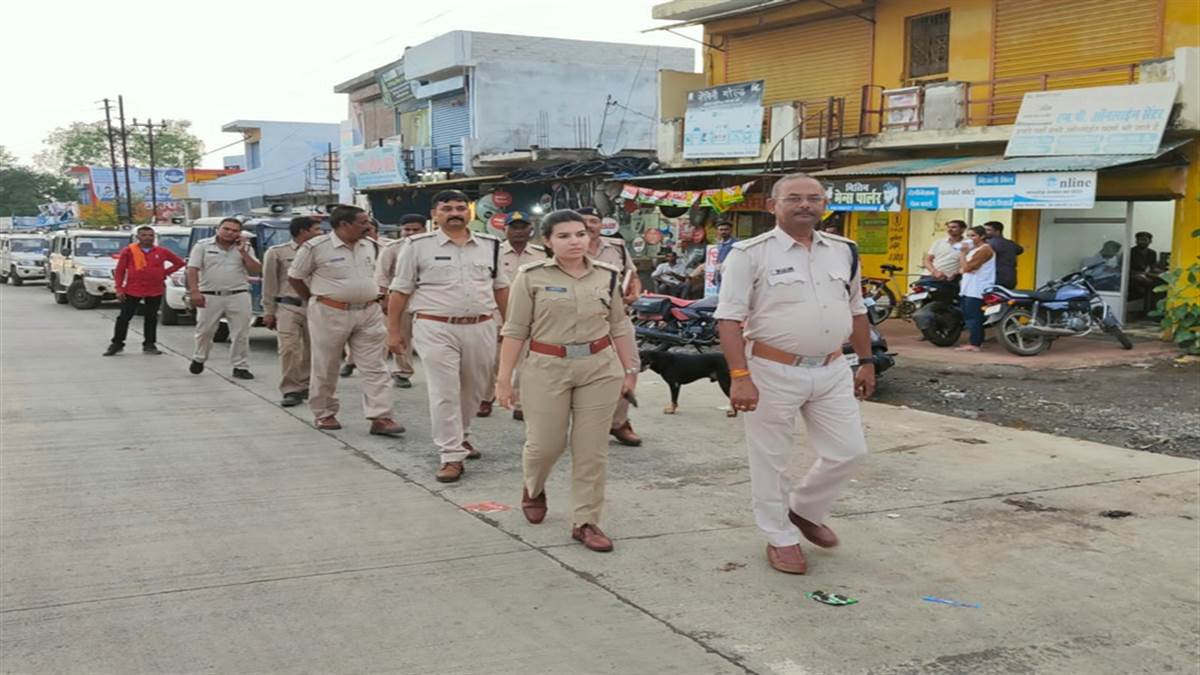 Police Flag March in Jabalpur : 14 थाना के संवेदनशील ग्रामीण क्षेत्रों में पुलिस ने किया कदमताल