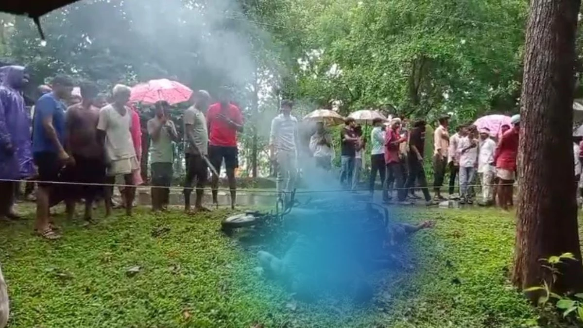 सड़क पर झूल रहा था 11 केवी लाइन का नंगा तार… चपेट में आई बाइक, एक ही परिवार के 3 लोग जिंदा जले