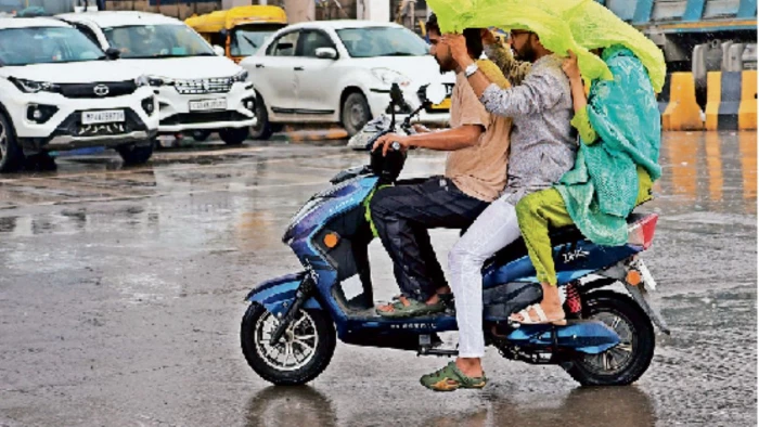 Monsoon in MP: दिनभर उमस के बाद शाम को वर्षा से तरबतर हुआ इंदौर, अगले दो दिन में आएगा मानसून