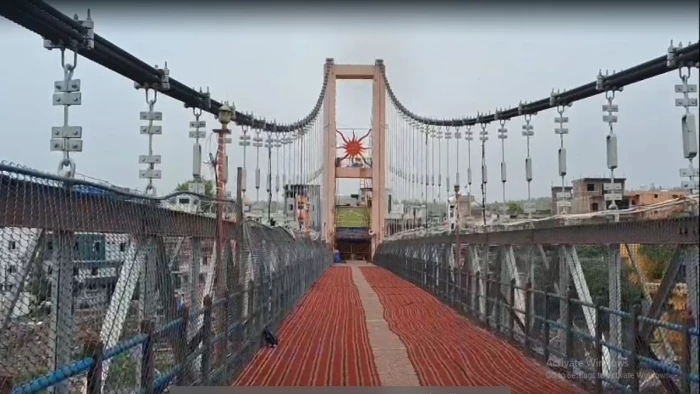 तीर्थनगरी ओंकारेश्वर को ममलेश्वर से जोड़ने वाले प्रमुख झूला पुल की लोडिंग तार की एक कड़ी टूटी, आवाजाही की बंद