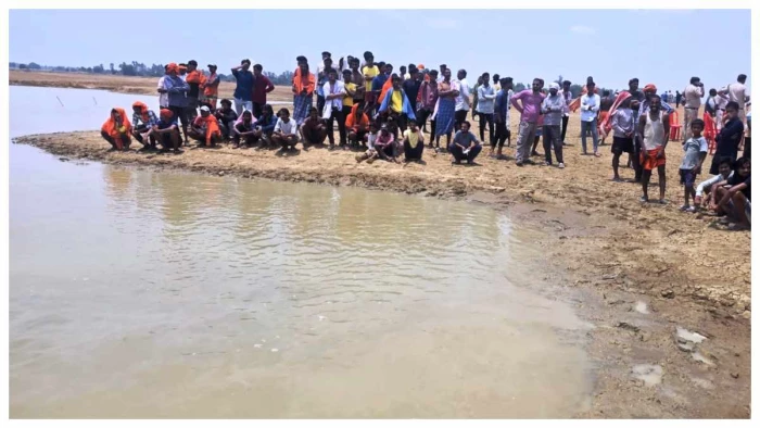 सूरजपुर: बतरा बांध में पलटीं दो नावें, छह ने तैरकर बचाई जान, दो ग्रामीणों की डूबने से दर्दनाक मौत