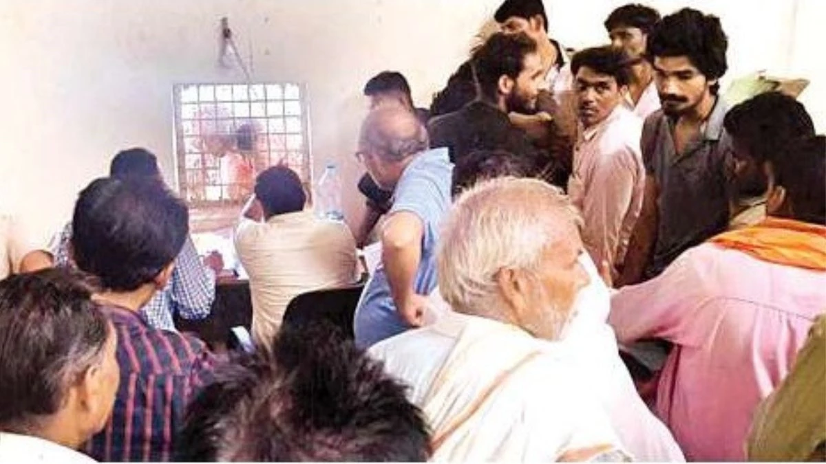MP News: जबलपुर में 1-1 बोरी खाद के लिए रात भर लाइन में खड़े किसान... टोकन के लिए हुई धक्का-मुक्की
