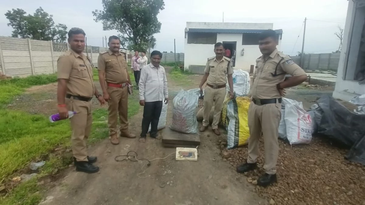 पटाखा गोडाउन में भारी मात्रा में मिला बारूद, आठ मजदूर बना रहे थे रस्सी बम, आरोपी गिरफ्तार