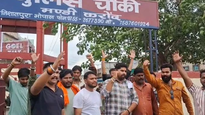 भोपाल में चिकन शॉप के बाहर मिला गोवंश का कटा सिर, विहिप-बजरंग दल ने पुलिस चौकी का घेराव किया