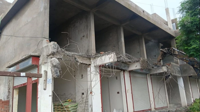 भोपाल में बुलडोजर एक्शन, सरकारी जमीन पर बना 1.60 करोड़ का अवैध कॉम्प्लेक्स ध्वस्त