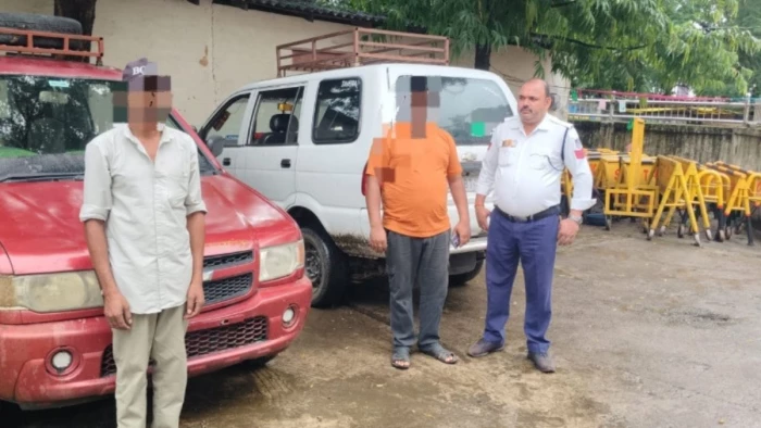 शराबी चालक बच्चों को लेकर जा रहे थे विद्यालय, बिना परमिट 7 स्कूली वाहन जब्त