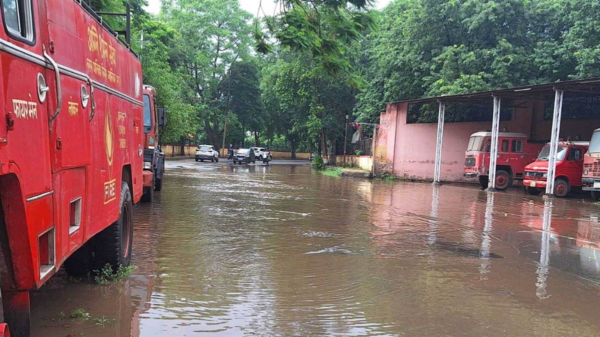 झमाझम बारिश से राहत और आफत: ग्वालियर में पारा 6°C गिरा, अगले 3 दिन वर्षा के आसार; जलभराव से बढ़ीं मुश्किलें