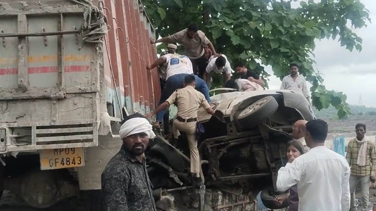 खंडवा में हादसा: सेल्फी लेने रुके बनारस के श्रद्धालुओं के वाहन को ट्रक ने रौंदा, एक की मौत, 10 घायल
