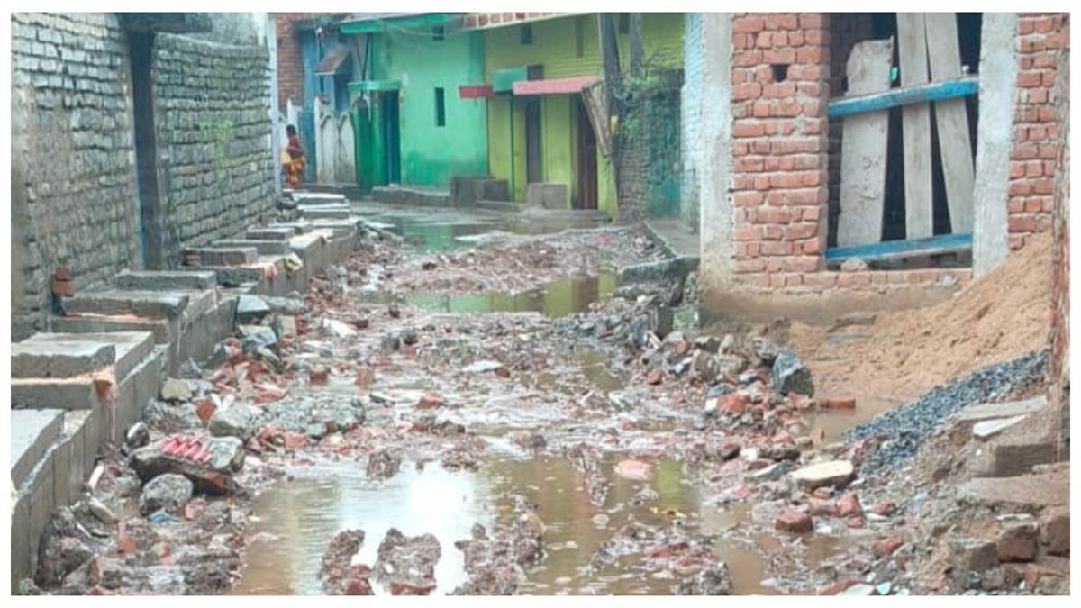 नाली निर्माण बना मुसीबत: कीचड़ और मलबे में आवागमन को मजबूर लोग, निर्माण एजेंसी की लापरवाही पर उठे सवाल