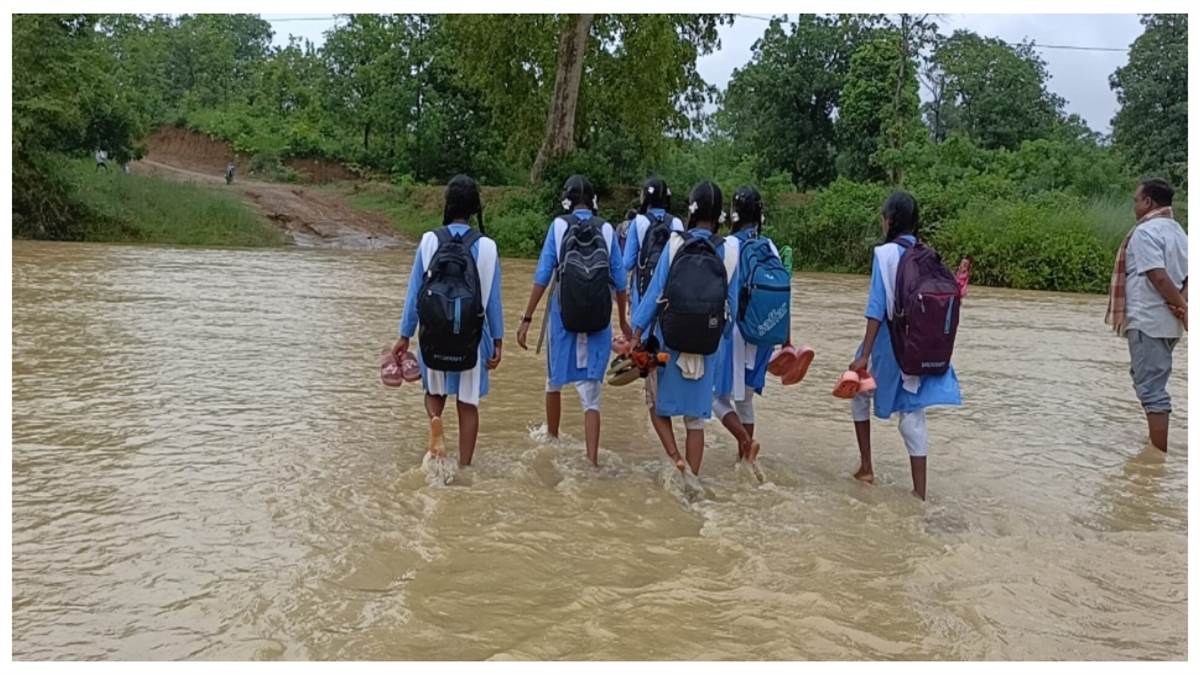 रायगढ़ में पढ़ने की जिद के आगे उफनता नाला भी छोटा, जान जोखिम में डाल स्कूल पहुंच रहे 50 बच्चे