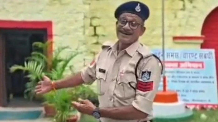 रीवा पुलिस चला रही नशे के खिलाफ अभियान, अमहिया थाने में पुलिसकर्मी नशे में झूमता दिखा; वीडियो वायरल