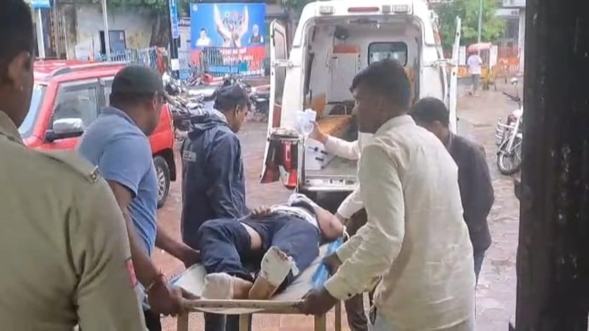 चलती ट्रेन से गिरा जवान, ऊपर से तीन ट्रेनें गुजरीं फिर भी सुरक्षित अस्पताल में हालत स्थिर