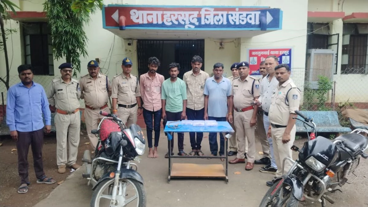 क्रिकेट खेलते-खेलते बना ली गैंग... दिन में रेकी रात में सूने घरों में करते थे चोरी, चार गिरफ्तार