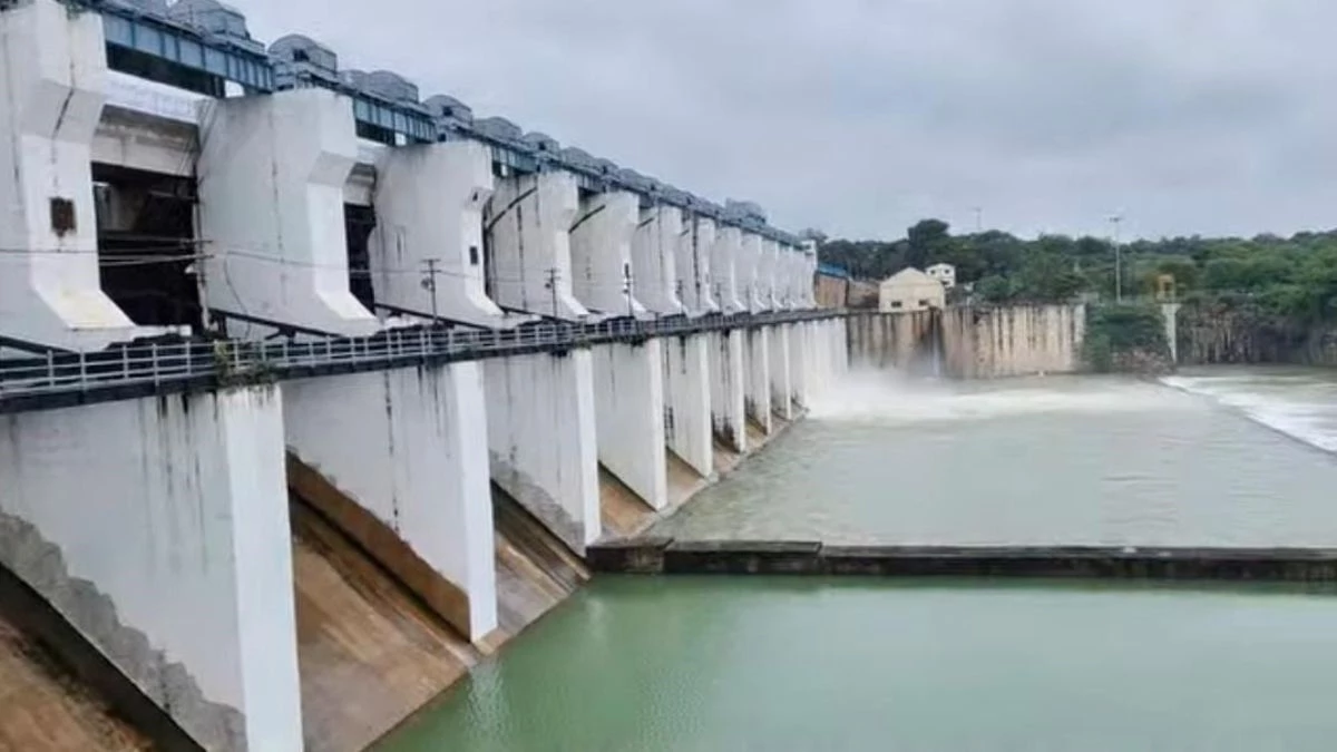 Chhattisgarh: गंगरेल बांध के खुले दो गेट, छोड़ा गया 5320 क्यूसेक पानी, देखने के लिए सैलानियों की उमड़ी भीड़
