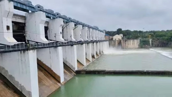 Chhattisgarh: गंगरेल बांध के खुले दो गेट, छोड़ा गया 5320 क्यूसेक पानी, देखने के लिए सैलानियों की उमड़ी भीड़