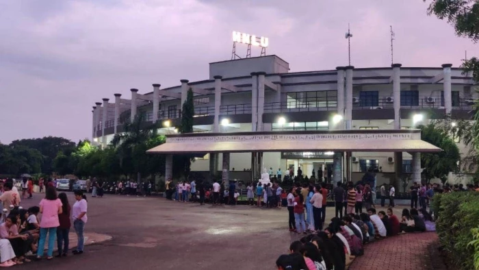 HNLU में वायरल फीवर का कहर, हर रोज 20-30 छात्र पहुंच रहे अस्पताल, एक महीने में आंकड़ा 900 के पार