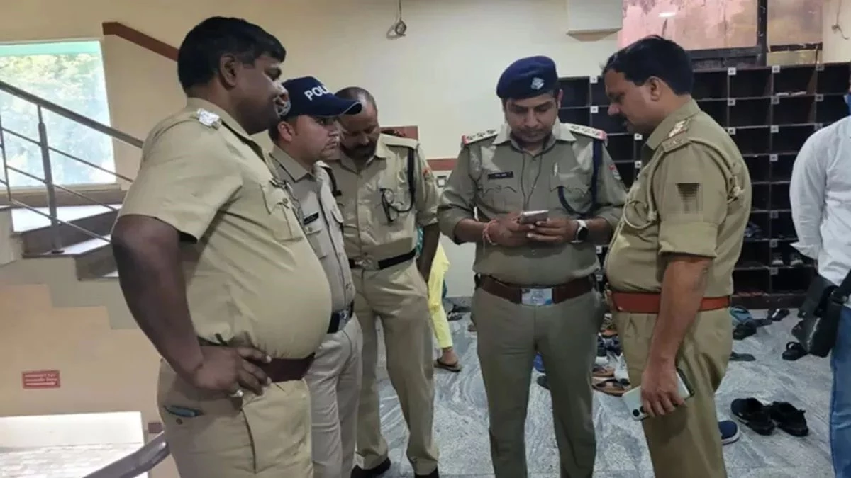 कानपुर में कांग्रेस नेता के होटल में पकड़ा सेक्स रैकेट, पुलिस खुद बनी थी ग्राहक, 7 लड़की और चार युवक अरेस्ट