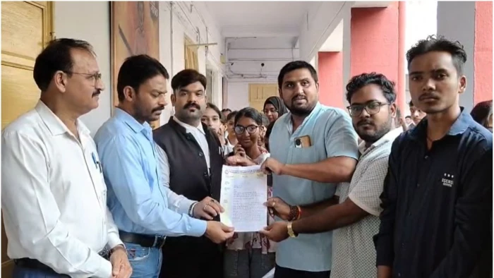 जबलपुर के RDV में छात्रों का हंगामा, पेपर में सिलेबस से बाहर के सवाल पूछने पर भड़के, कहा- हमें नया सिलेबस पढ़ाया गया