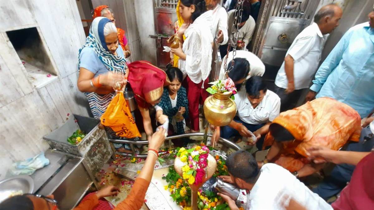 भिंड में सावन के अंतिम सोमवार पर उमड़ा आस्था का जनसैलाब, वनखंडेश्वर महादेव में 50 हजार भक्तों ने किए दर्शन