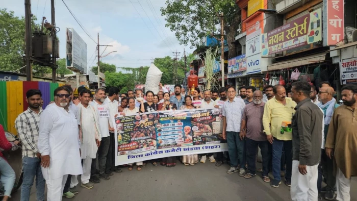 कांग्रेस का अनोखा प्रदर्शन, ठेले पर चाय की केतली लेकर बैठे मोदी... खंडवा में शक्कर के दामों को लेकर निकाला महंगाई का ठेला