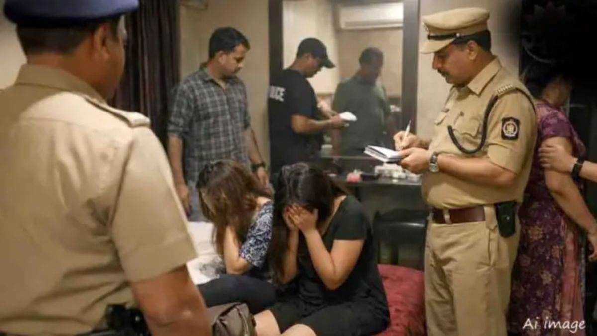 होटल में हिंदू युवती के साथ मिले दो युवक, करणी सेना कार्यकताओं ने पुलिस को सौंपा, एक चकमा देकर फरार होटल में हिंदू युवती के साथ मिले दो युवक, करणी सेना कार्यकताओं ने पुलिस को सौंपा, एक चकमा देकर फरार