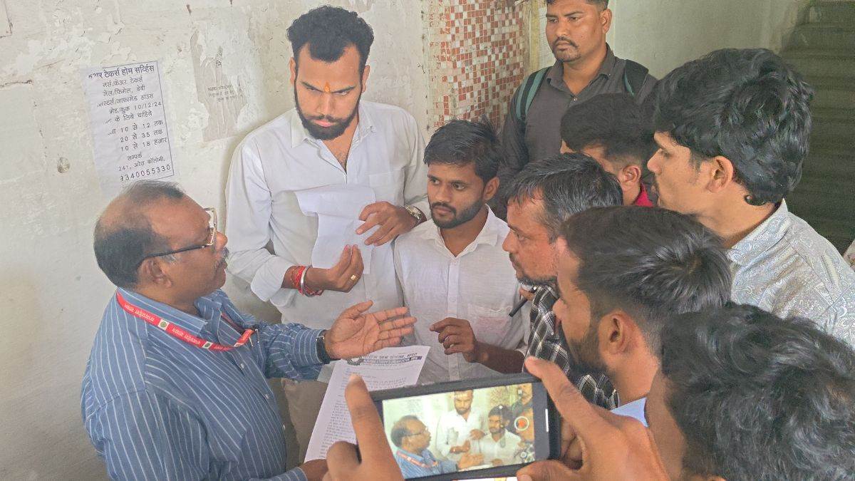 MP Nursing College Controversy: भोपाल में 17वें दिन भी हंगामा, छात्रों ने किया रजिस्ट्रार का घेराव