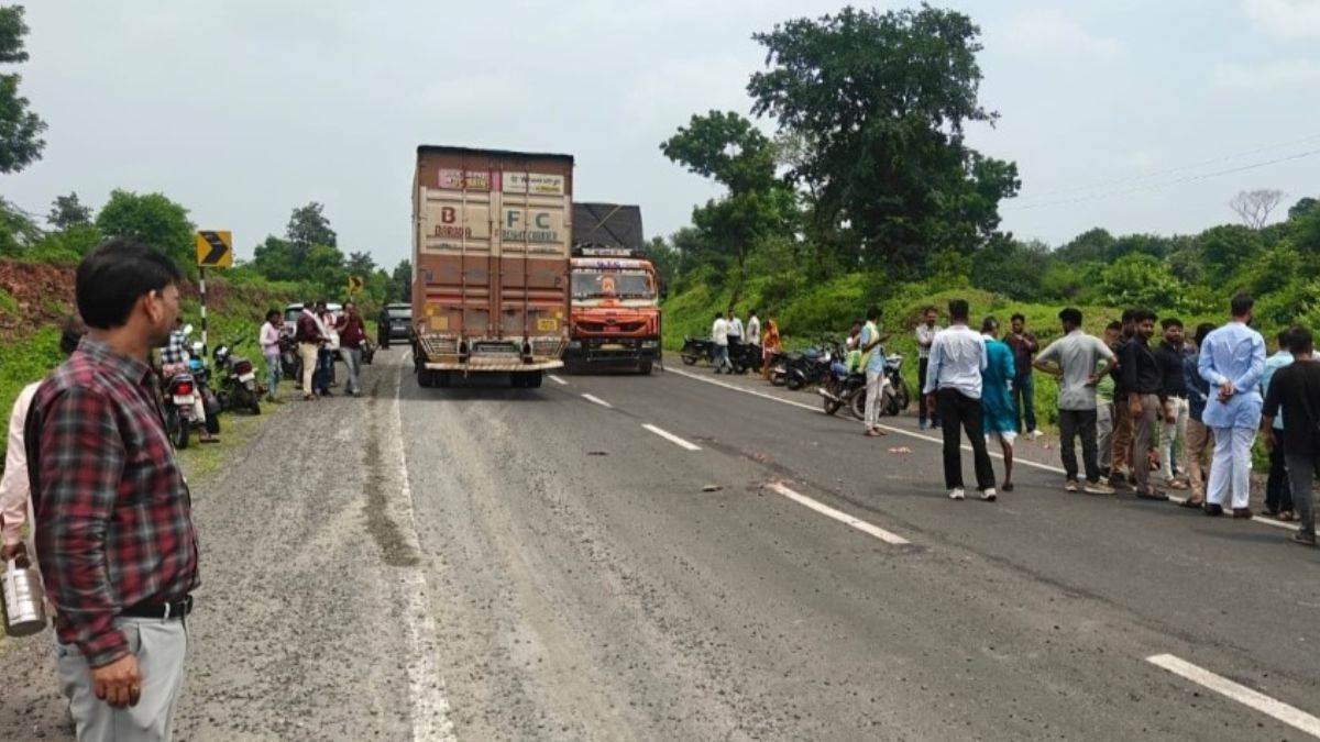 '500 मीटर तक घसीटता रहा कंटेनर...': राजगढ़ में सड़क हादसे का दर्दनाक मंजर, पत्नी की मौके पर मौत