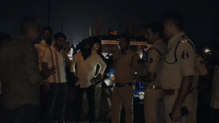 राजनांदगांव में दर्दनाक हादसा: सड़क पर बैठे मवेशियों पर चढ़ा तेज रफ्तार ट्रक, करीब 14 की मौत