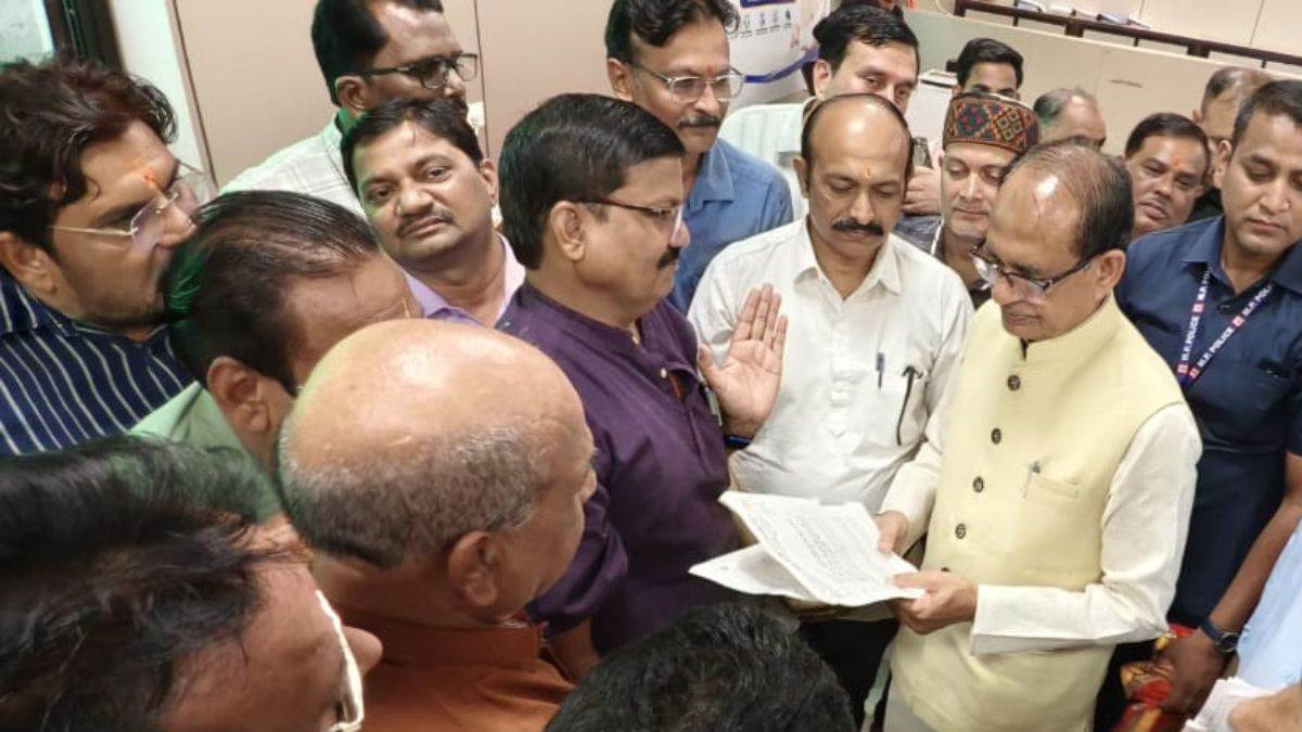 16 साल पुरानी नियुक्तियों पर TET की तलवार; MP के शिक्षकों ने शिवराज सिंह चौहान से लगाई गुहार, मिली समाधान की उम्मीद
