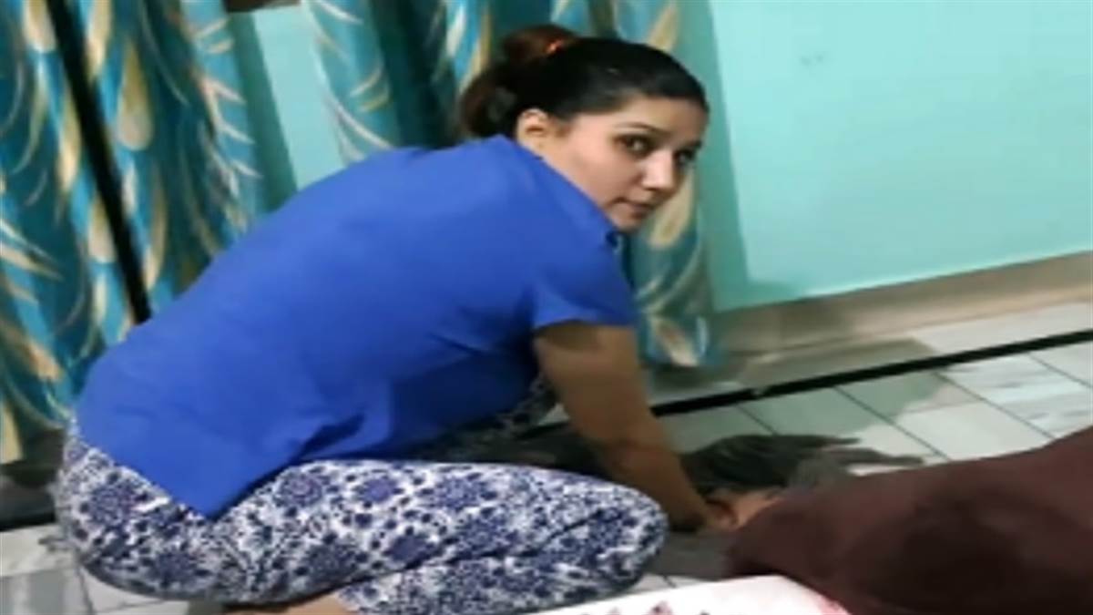 Sapna Choudhary Video: à¤à¤¸à¥‡ à¤ªà¥‹à¤›à¤¾ à¤²à¤—à¤¾ à¤°à¤¹à¥€ à¤¥à¥€à¤‚ à¤¸à¤ªà¤¨à¤¾ à¤šà¥Œà¤§à¤°à¥€, à¤ªà¤¤à¤¿ à¤¨à¥‡ à¤¬à¤¨à¤¾ à¤²à¤¿à¤¯à¤¾  à¤µà¥€à¤¡à¤¿à¤¯à¥‹ - Sapna Choudhary was mopping like this husband made the video