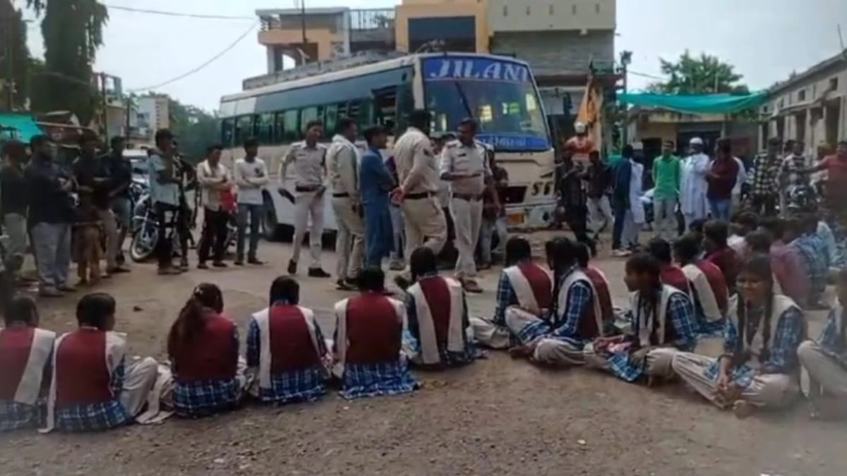 CM Rise School: सीएम राइज स्कूल में टीचर्स की कमी, छात्रों ने सड़क पर बैठकर लगाया जाम