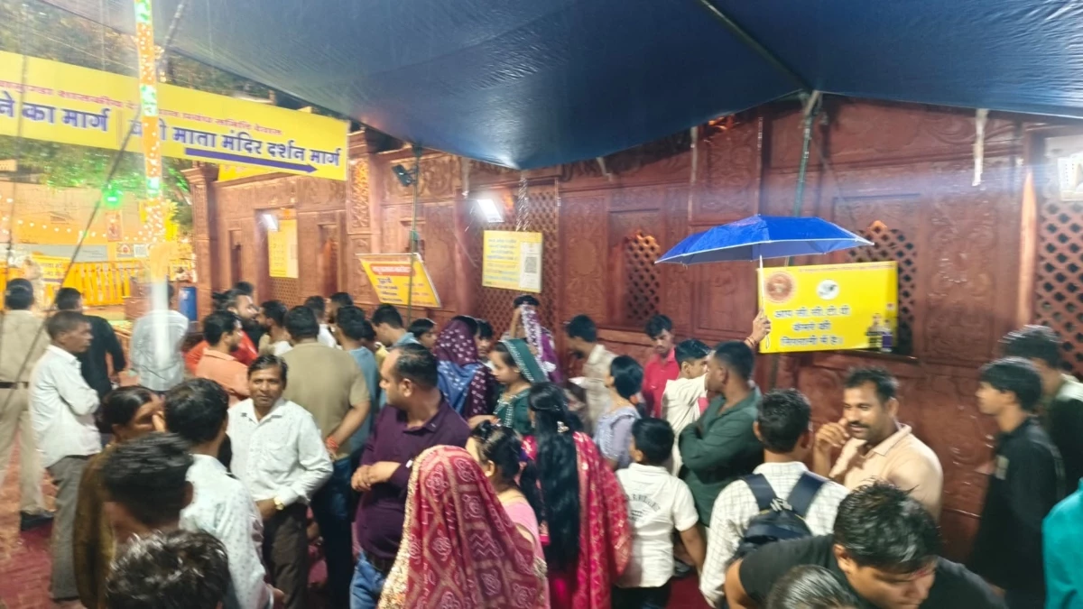 MP News: देवास में बारिश ने खोली व्यवस्थाओं की पोल, माता टेकरी पर श्रद्धालु भीगे