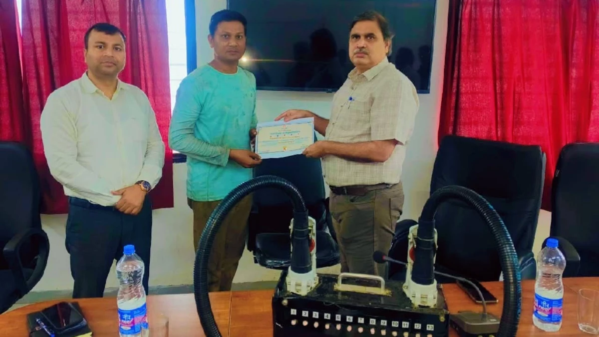 इंदौर के रेलवे टेक्नीशियन ने लोको और रेल कोच की केबल जांच के लिए बनाई कप्लर टेस्टिंग डिवाइस, बचेगा समय