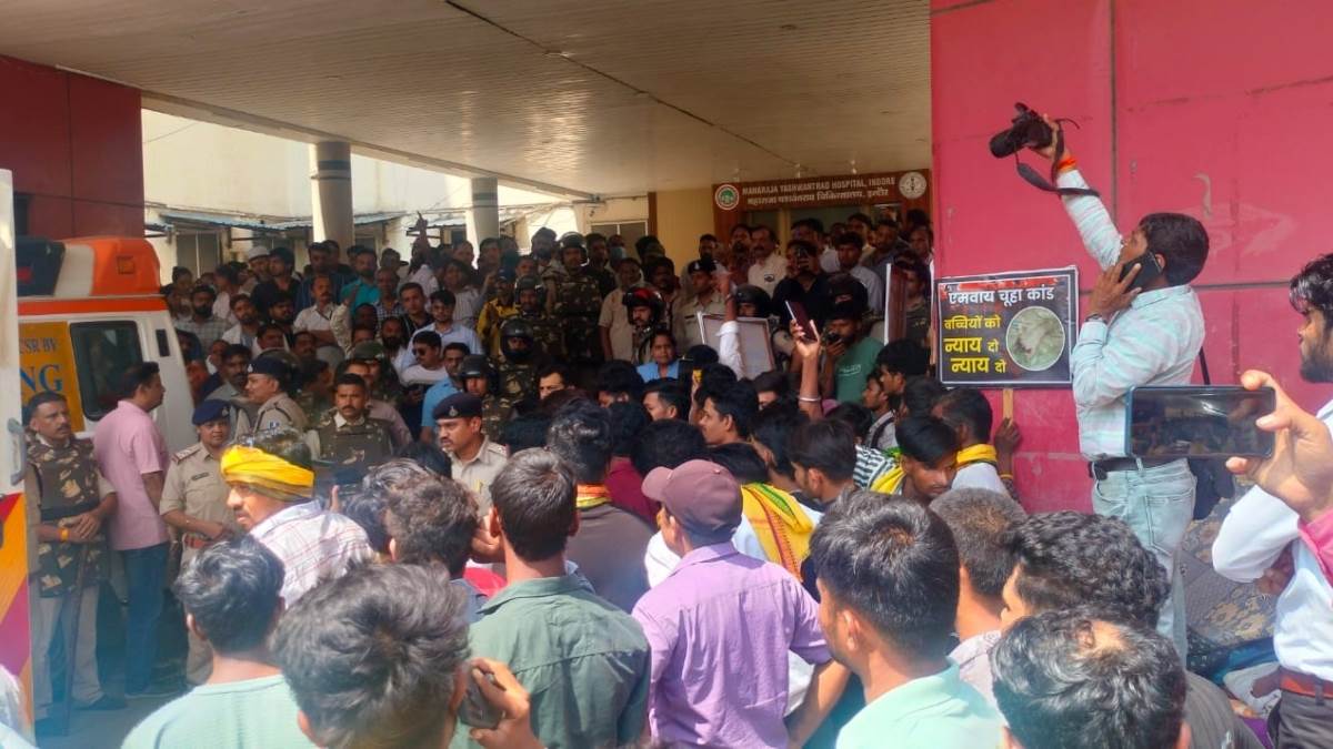 इंदौर के एमवाय अस्पताल में डॉक्टर और जयस कार्यकर्ता आमने-सामने, पुलिस ने संभाला मोर्चा